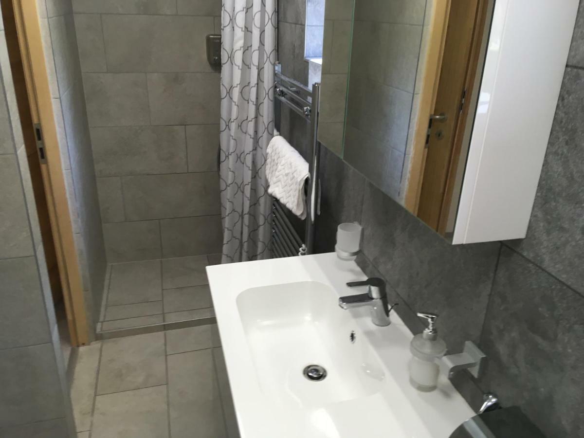 Modern Apartman Deluxe Guest House Alsoors Bagian luar foto